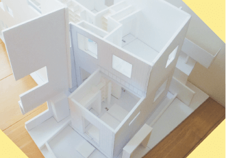 必ず大小の模型を製作しています。まずは建物の位置やカタチを検討する塊模型を作り、次に詳細な模型を作って細部を検討します。
